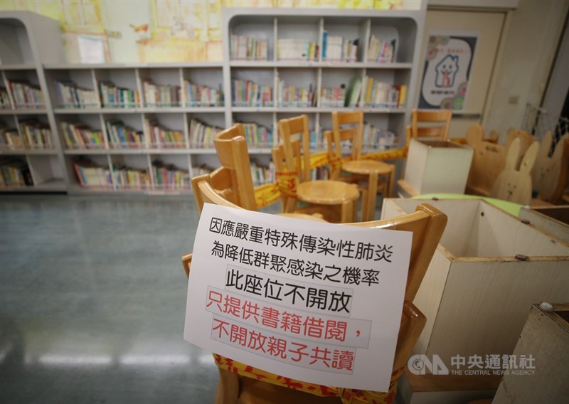 全台疫情警戒降級,台北市逐步開放各場館,圖書館將在8月1日開放讀者入館,但館內部分幼兒使用空間、活動密閉空間、自修室(區)、資訊檢索及公共電腦區等仍暫不開放。中央社記者張新偉攝 110年7月30日