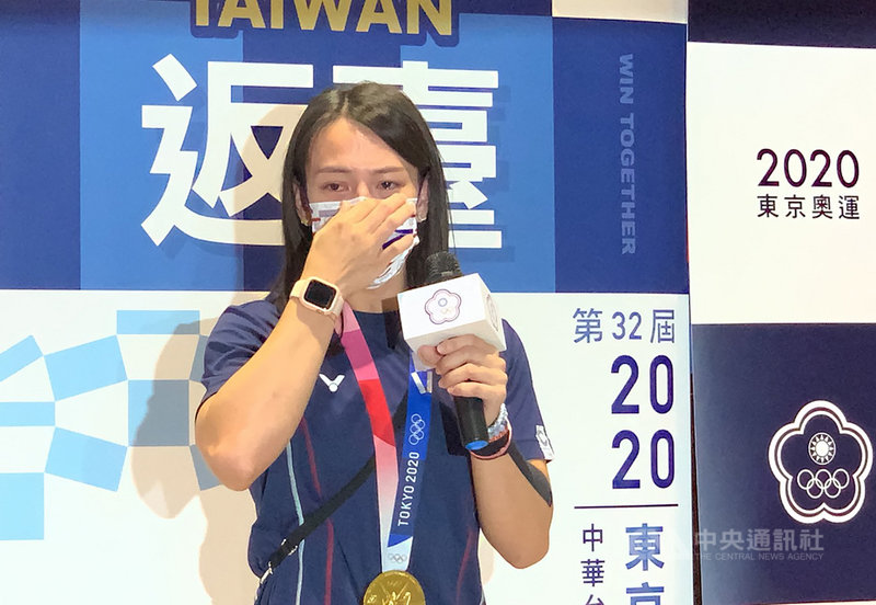 台灣「舉重女神」郭婞淳在東京奧運不負眾望奪下金牌,也達成「金滿貫」夢想,31日光榮返台,受訪時一度哽咽落淚,感謝一路走來支持她的所有人。中央社記者葉臻攝 110年7月31日