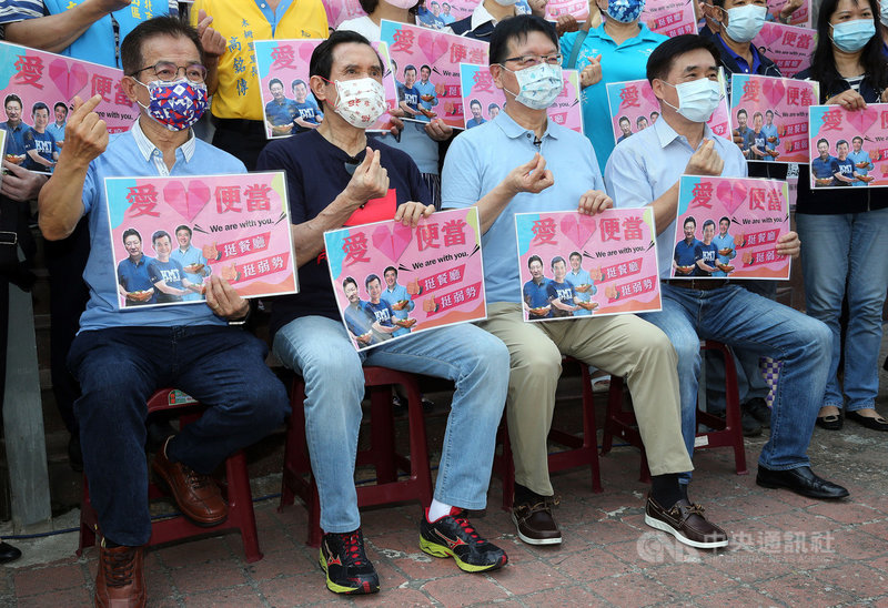 前總統馬英九(前左2)31日出席由中廣董事長趙少康(前左3)、前國民黨副主席郝龍斌(前左4)、國民黨立委賴士葆(前左1)發起的「文山區愛心便當 挺餐廳、挺弱勢」活動。中央社記者郭日曉攝 110年7月31日