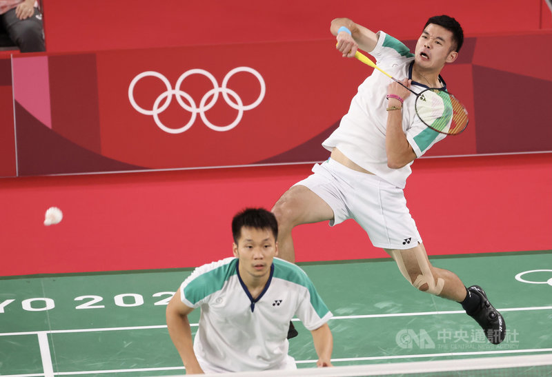 台灣羽球男雙組合王齊麟(後)、李洋(前)31日晚間以直落二成功中斷中國在奧運羽球男雙3連霸意圖,更成為奧運羽球男雙史上首對非種子金牌;麟洋配在這段過程中分別打掉前4種子,金牌實至名歸。中央社記者吳家昇攝 110年7月31日