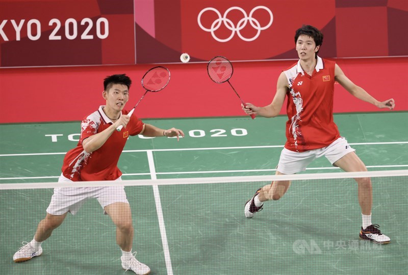 東京奧運羽球男雙金牌戰31日晚間登場,中國組合劉雨辰(左)、李俊慧(右)不敵台灣羽球男雙組合王齊麟、李洋吞敗,最終以銀牌作收,中國奧運羽球男雙3連霸夢碎。中央社記者吳家昇攝 110年7月31日