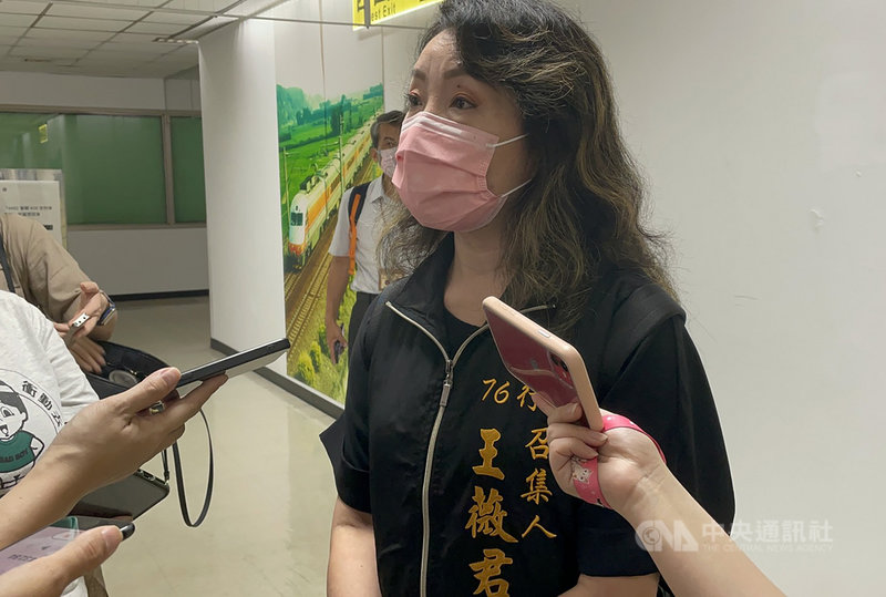 台鐵局31日與太魯閣號事故罹難者家屬召開第2次懇談會,會前由13名家屬成立自救團體「太魯閣的眼淚」,發言人王薇君(圖)受訪表示,盼懇談會可以著重在實際面作為。中央社記者余曉涵攝 110年7月31日