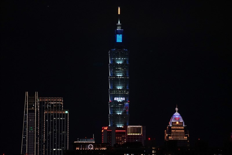立陶宛提供台灣2萬劑疫苗31日抵台,為感謝好夥伴,台北101在31日晚間打字點燈,感謝來自歐洲民主夥伴互相扶持的心意。中央社記者裴禛攝 110年7月31日