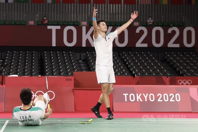 台灣羽球男雙搭檔李洋（左）、王齊麟（右）31日晚間出征東京奧運羽球男雙金牌戰，面對中國組合步步進逼毫不退卻，雙方激戰結果由「麟洋配」成功以直落二拿下金牌，這也是台灣奧運史上羽球首金，兩人在確定勝利那一刻難掩激動開心歡呼。中央社記者吳家昇攝 110年7月31日