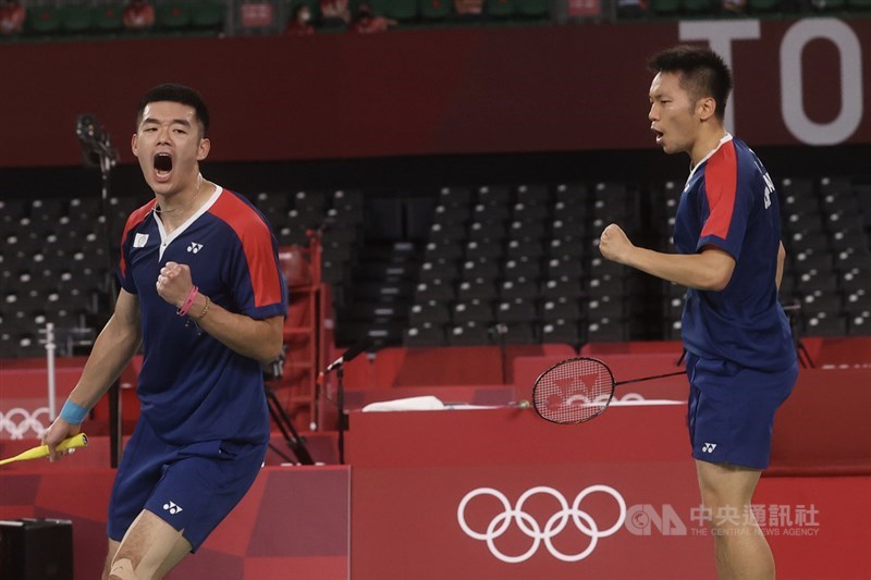 台灣男雙組合王齊麟(左)與李洋(右)30日在東京奧運羽球男雙4強賽獲勝,打進金牌戰。王齊麟與李洋同為土地銀行羽球隊員。(中央社檔案照片)