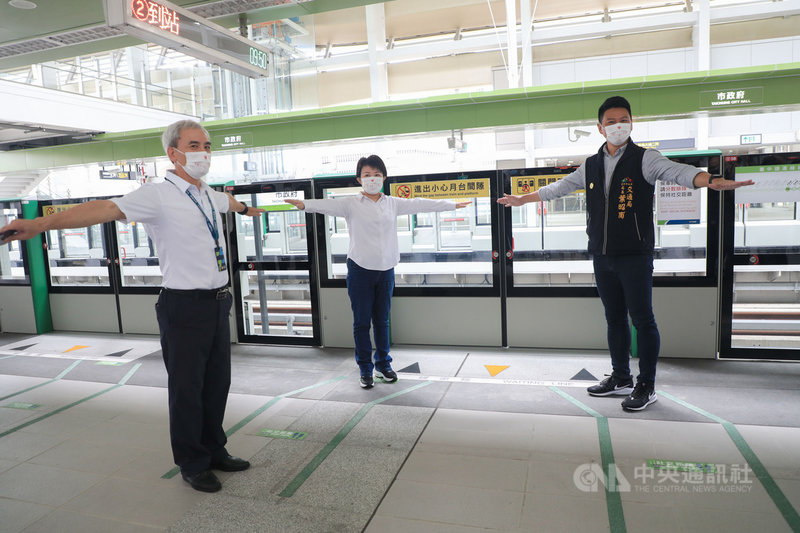 國內疫情警戒降為2級後,台中捷運綠線運量明顯回升,台中市長盧秀燕(中)31日視察捷運防疫措施,宣導民眾月台排隊應保持安全距離。(台中市政府提供)中央社記者蘇木春傳真 110年7月31日