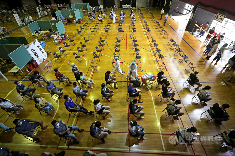 台大醫院在台大國際會議中心及醫學院體育館開設COVID-19疫苗接種站,31日疫苗施打突破10萬人次。上午民眾陸續到接種站報到,動線順暢。中央社記者裴禛攝 110年7月31日
