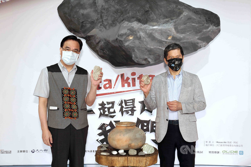 文化部8月1日起在台北國父紀念館博愛藝廊舉辦「原住民族日」特展,文化部長李永得(右)、原民會主委夷將.拔路兒(左)31日出席開幕活動。(文化部提供)中央社記者趙靜瑜傳真 110年7月31日