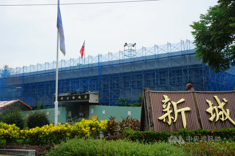 花蓮縣新城鄉長何禮臺31日指出,不少鄉民因醫療費、受傷失能或親屬傷亡等狀況造成經濟困難,公所除提供急難救助外,109年起規劃編列經費替鄉民投保團體傷害保險,今年獲鄉代會全數支持通過,預計8月1日正式實施,也是全縣第一個由公所將鄉民納入團保的鄉鎮。中央社記者張祈攝 110年7月31日