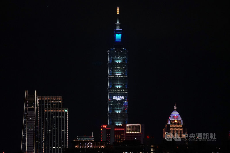 立陶宛提供台灣2萬劑疫苗31日抵台,為感謝好夥伴,台北101在31日晚間打字點燈,感謝來自歐洲民主夥伴互相扶持的心意。中央社記者裴禛攝 110年7月31日