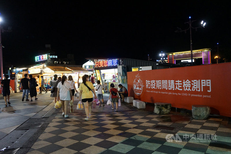 國內COVID-19疫情趨緩,全台降至2級警戒,花蓮東大門夜市於31日週末假日迎來降級至今最多人潮,縣府不敢馬虎,以醒目標語提醒民眾配合防疫。中央社記者張祈攝 110年7月31日