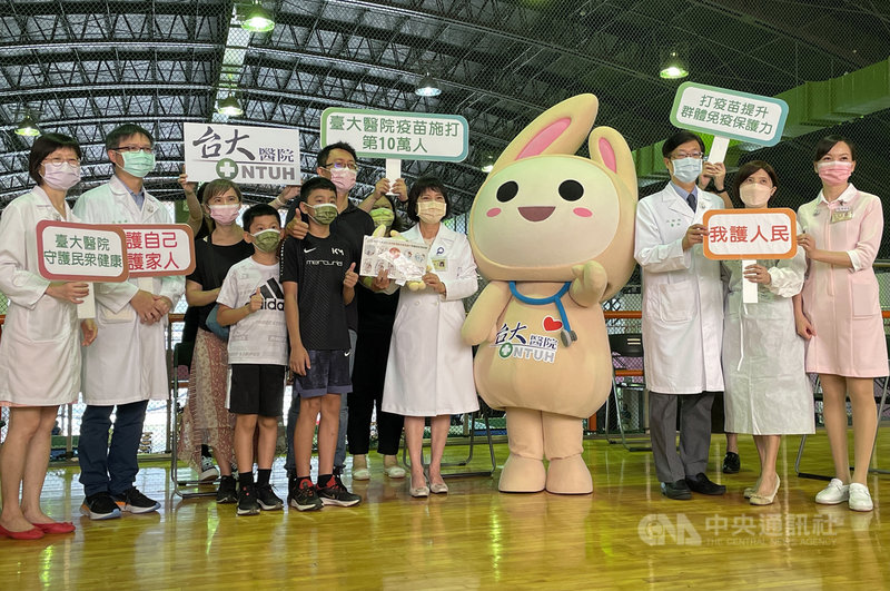 台大醫院31日舉辦「COVID-19疫苗施打超過10萬人記者會」,民眾徐先生(左6)上午與家人一同前來接種,成為台大醫院疫苗接種站第10萬人次幸運兒。中央社記者江慧珺攝 110年7月31日