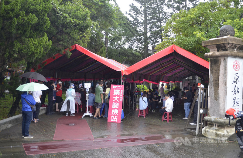 嘉義縣某工廠爆發群聚染疫事件,31日上午水上鄉南靖國小靖西分校開設擴大篩檢站,一早就湧入上百名民眾。中央社記者蔡智明攝 110年7月31日