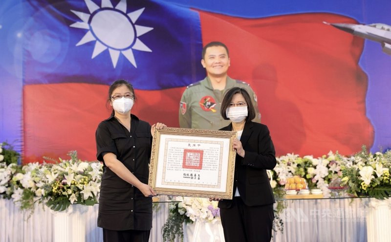 總統蔡英文(右)31日上午前往花蓮空軍第五聯隊體育館親頒褒揚令,表彰殉職空軍少將蔣正志對守護國家領空安全的付出和貢獻,由蔣正志遺孀劉邦菱(左)代表接受。(總統府提供)中央社記者溫貴香傳真 110年7月31日