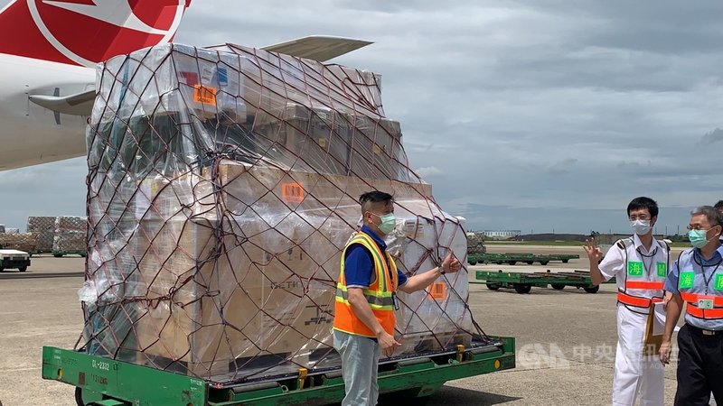 立陶宛捐贈台灣2萬劑AZ疫苗,31日上午由土耳其航空運抵桃園機場,海關人員在機邊完成驗放作業後,向現場人員比出ok手勢。中央社記者葉臻攝 110年7月31日