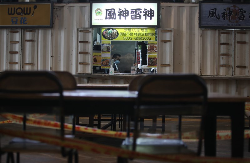 國內COVID-19疫情漸趨穩定，7月21日儘管已進入「微解封」階段，但是仍舊無法在外飲食，台北市花博公園美食街多數小吃攤都沒有營業。