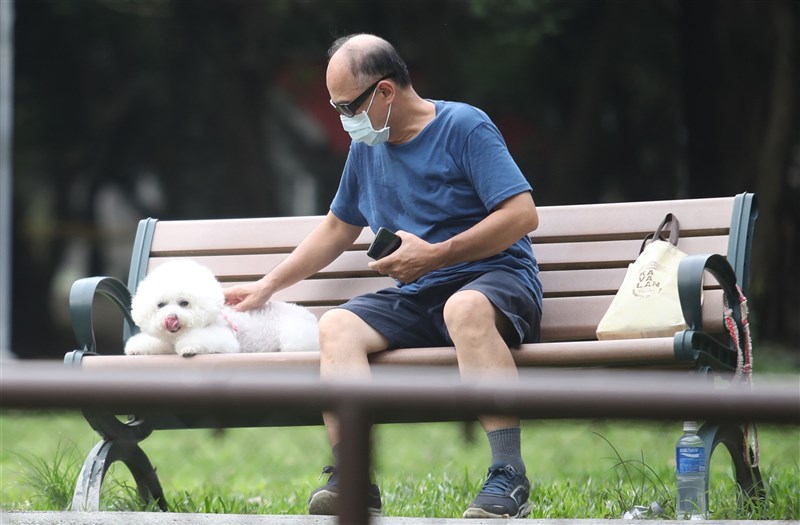 狗公園因為疫情關閉,但是毛小孩仍需要出門放風。