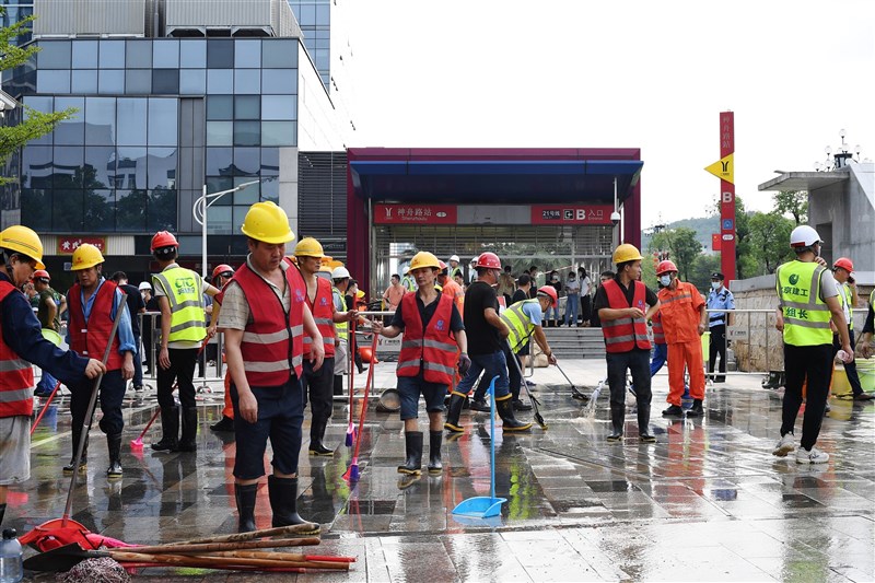 廣州市30日暴雨導致大量雨水夾雜泥沙湧入神舟路地鐵站，工作人員在站外清理。（中新社）