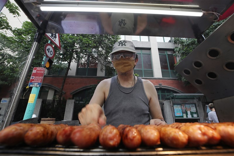 台北寧夏夜市6月29日起「微解封」，香腸攤商睽違一個半月到場營業，直呼已經賠很多錢了，能夠營業就加減補一些回來。