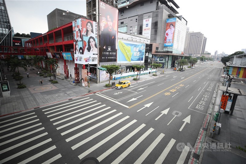 COVID-19本土疫情拉警報,5月中下旬全台進入三級防疫警戒,台北市熱鬧的信義商圈頓時悄無人煙。