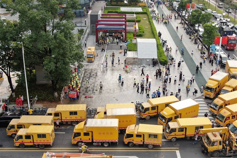 廣州市30日出現暴雨,大量雨水夾雜泥沙湧入神舟路地鐵站,站內乘客全部安全疏散。圖為30日數輛救援車抵達現場。(中新社)