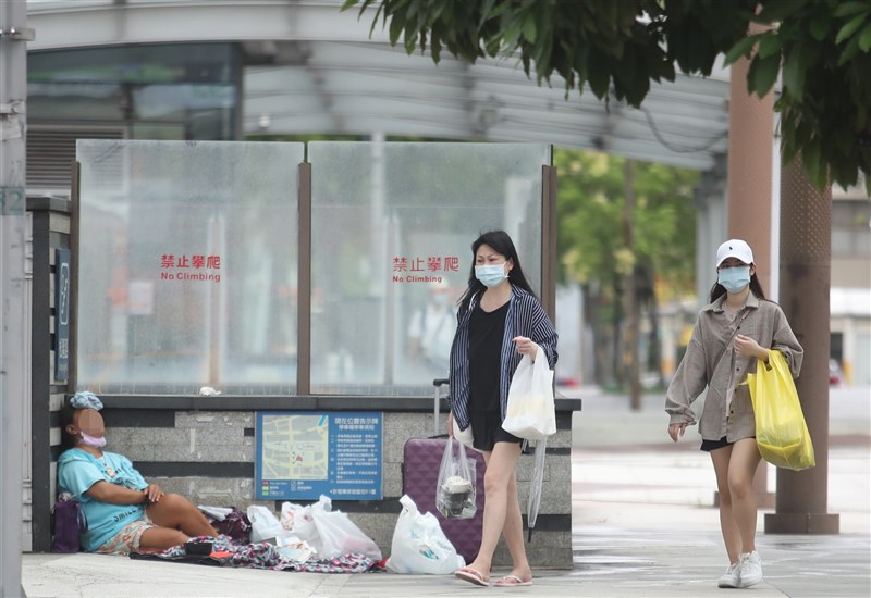 民眾出門必須戴口罩防疫,但街友有時無法配合。