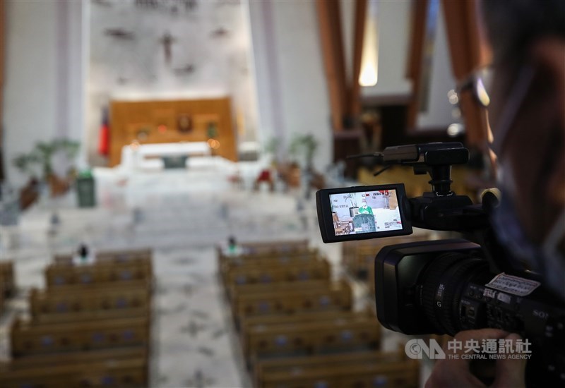 主日彌撒轉型線上,克服防疫期間室內人數上限的難題。