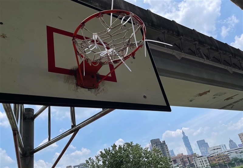遭禁錮的籃球框,也是辛苦的防疫生活開始。