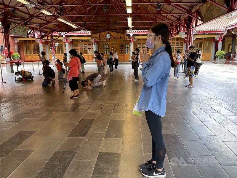 行天宮的信徒雙手合十、潛心參拜。