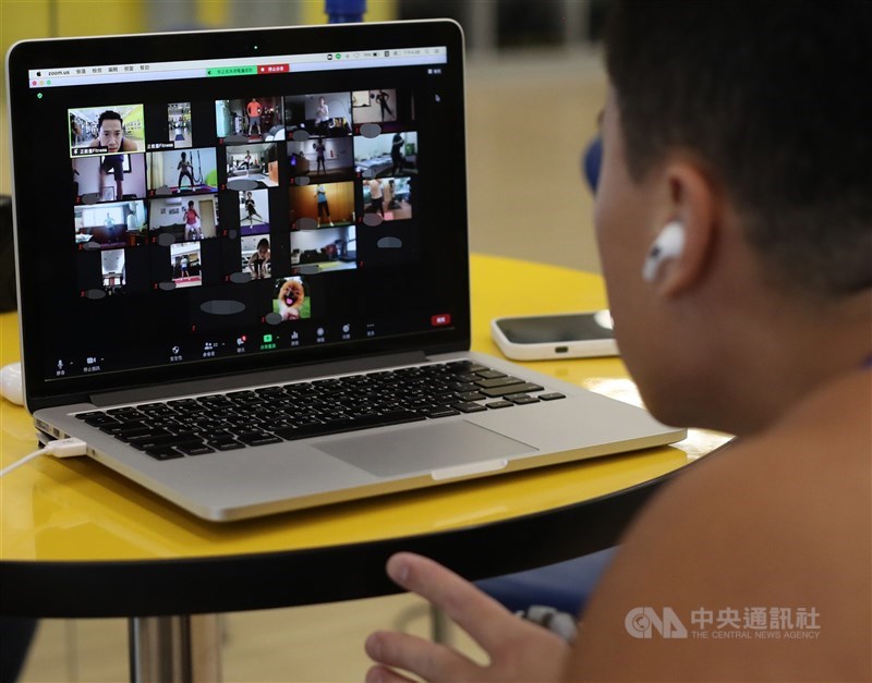 何守正調整上課模式,化身直播主,並要求學生開鏡頭,先示範動作後,接著一一開始看學生的動作。