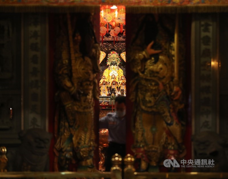 因應防疫指引,財團法人台北市松山慈祐宮調整廟埕前空間,讓民眾在外拜拜。