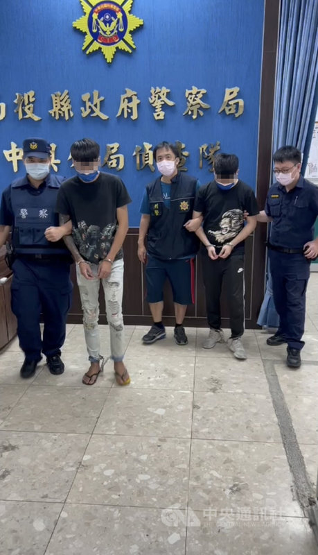 張姓、吳姓男子網購手機並選擇超商貨到付款後,竊車到南投縣中興新村某超商領貨,趁店員不注意,涉嫌未付款就取走,中興警分局循線緝獲2人,依詐欺、竊盜等罪嫌移送法辦。(警方提供)中央社記者蕭博陽南投縣傳真 110年7月31日
