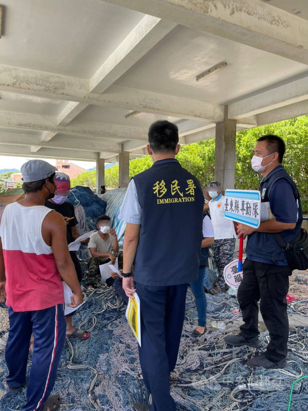 合法居留外籍人士和移工、新住民開放施打COVID-19公費疫苗,移民署台東專勤隊近日前往漁港加強宣導。(台東專勤隊提供)中央社記者盧太城台東傳真 110年7月31日