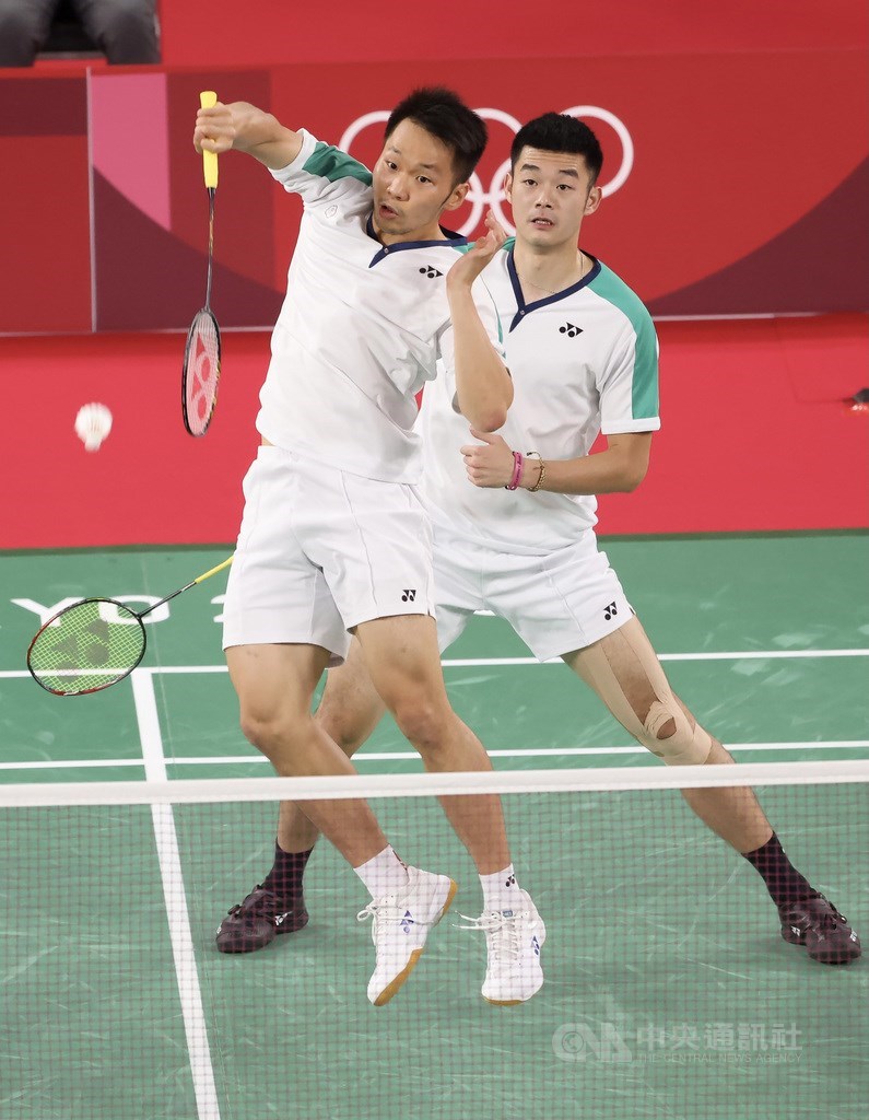台灣羽球男雙組合王齊麟(後)、李洋(前)31日晚間以直落二成功拿下東京奧運羽球男雙金牌,為台灣拿下奧運羽球項目首金,也成為奧運羽球男雙史上首對非種子金牌。中央社記者吳家昇攝 110年7月31日