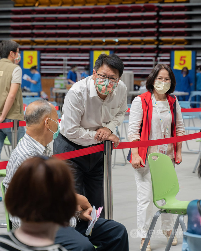 屏東縣長潘孟安(後中)31日表示,縣府全力向中央爭取,讓65歲以上長輩第2劑COVID-19疫苗接種能比照第1 劑,一樣造冊發放通知書,也會同步4個延續:延續貼心模式、延續天涯海角、延續免費接駁、延續家屬陪伴,讓長輩安心施打。(屏東縣政府提供)中央社記者郭芷瑄傳真 110年7月31日