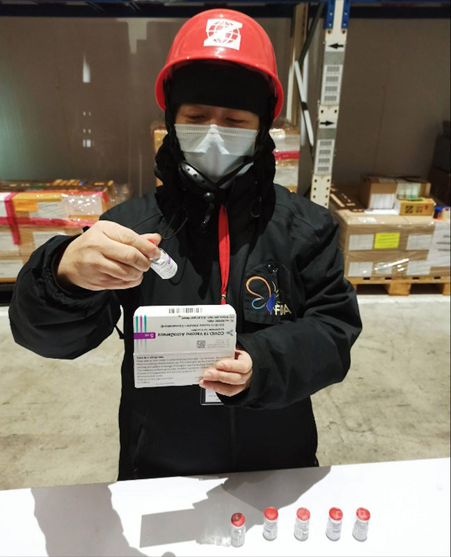 立陶宛政府捐贈台灣2萬劑AZ疫苗,31日上午運抵。中央流行疫情指揮中心指揮官陳時中下午在記者會中特地致謝立陶宛,同時表示完成檢驗封緘後,將依疫苗接種計畫提供民眾使用。食藥署表示,最快於8月7日核發封緘證明書。(衛福部食藥署提供)中央社記者江慧珺傳真 110年7月31日