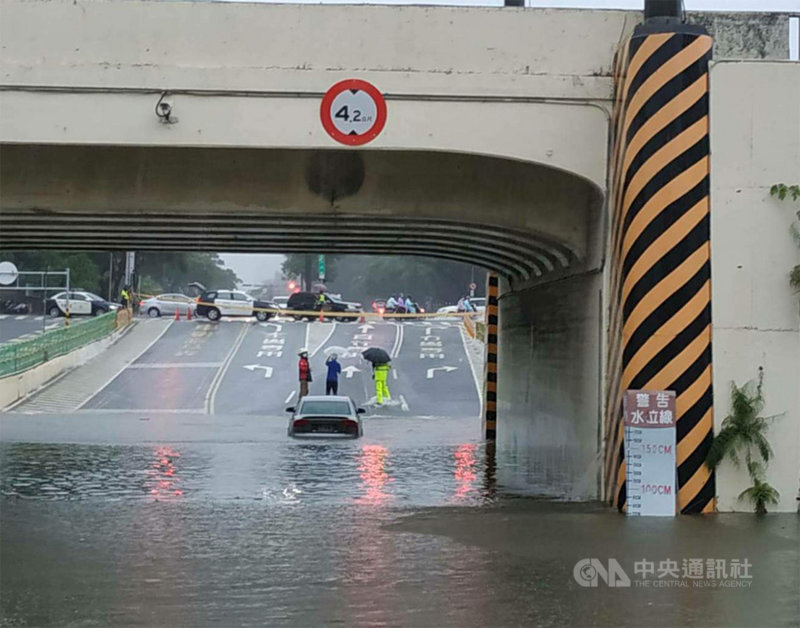 台南市局部地區31日上午出現強降雨,銜接北區和東區的小東地下道排水不及,一度水淹60公分,一輛汽車不慎駛進熄火,駕駛趕緊逃出,警方已封閉警戒。(台南市警局第一分局提供)中央社記者張榮祥台南傳真 110年7月31日