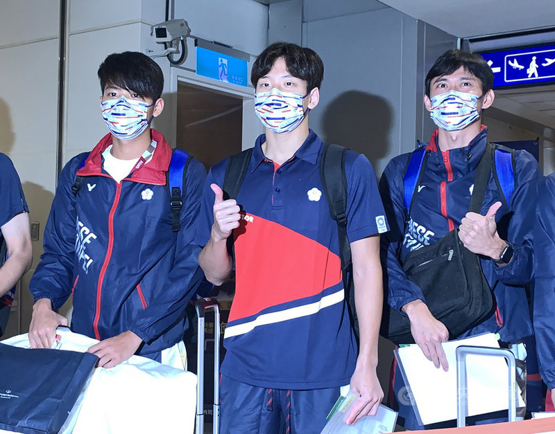 代表台灣出征東京奧運的游泳隊多名選手31日搭機返台,「台灣蝶王」王冠閎(中)也在行列中。中央社記者葉臻攝 110年7月31日
