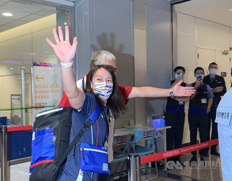 台灣「舉重女神」郭婞淳(前)拿下本屆東京奧運舉重女子59公斤量級金牌,也是台灣在本屆奧運首面金牌,31日下午她載譽歸國,開心揮手致意。中央社記者葉臻攝 110年7月31日