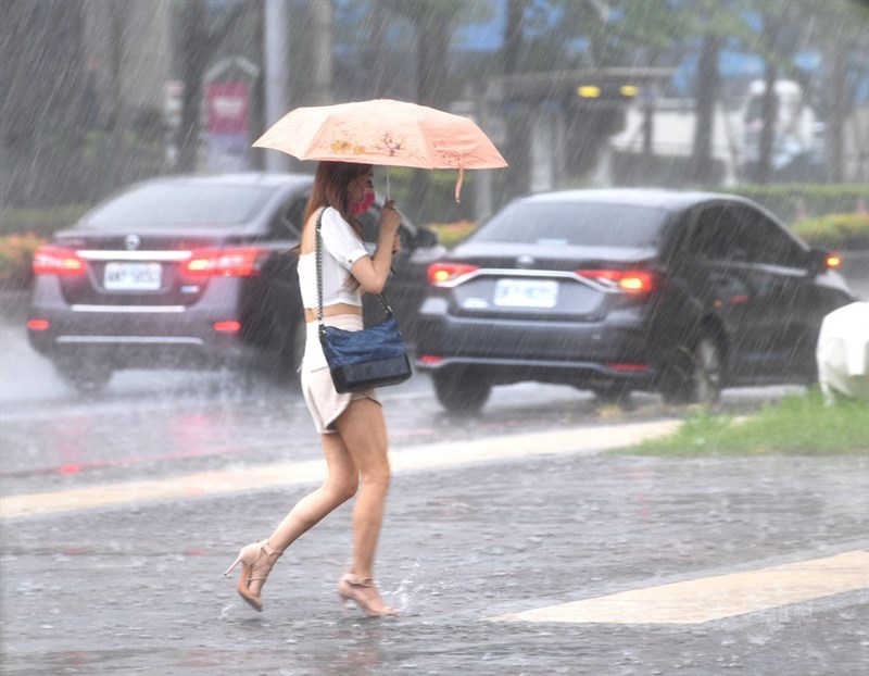 西南氣流影響台灣,各地31日晚間到8月1日仍有機率出現較大雨勢,且雨勢會越來越明顯。(中央社檔案照片)