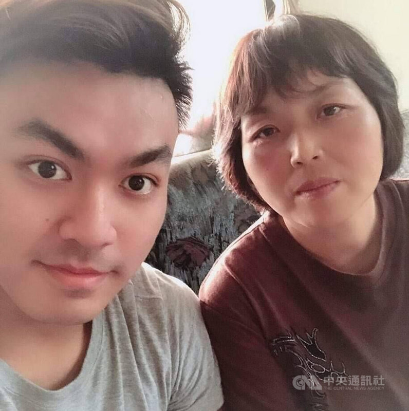 首度闖進奧運就勇奪第5的舉重小將陳柏任(左)來自台南單親家庭,靠著媽媽(右)操持農事苦撐家計,國中首次接觸舉重就此愛上,即便訓練占據了生活多數時間,但只要一有空就回家幫忙務農,相當孝順。(世界展望會提供)中央社記者張茗喧傳真 110年8月1日