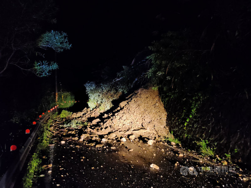 中央氣象局持續對高雄發布雷雨、豪雨警報,大寮、阿蓮等地達淹水警戒,市區積淹水通報48件,山區土石流紅色警戒更多達35條。(高市警察局六龜分局提供)中央社記者蔡孟妤傳真 110年8月1日
