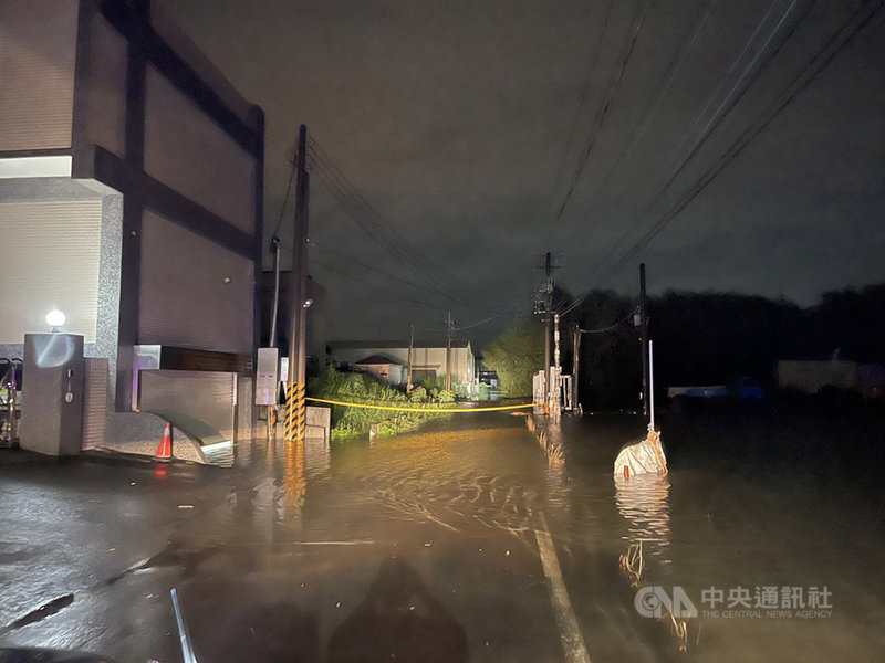 西南氣流造成高雄豪雨不斷,市區有多達48處積淹水,岡山區興北巷62弄積淹水更一度高達約40公分,整個路面都被淹沒。(民眾提供)中央社記者蔡孟妤傳真 110年8月1日