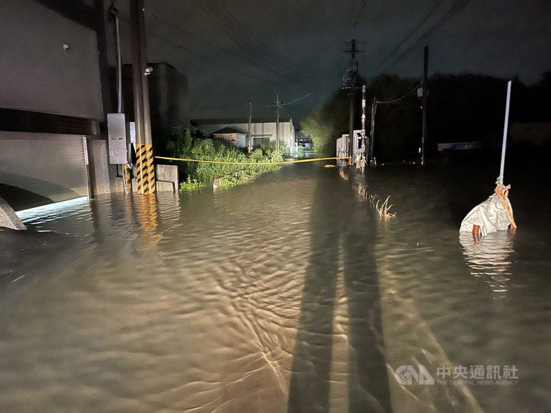 西南氣流造成高雄豪雨不斷,岡山區興北巷62弄一度因雨勢過大、宣洩不及,積水深達40公分。(民眾提供)中央社記者蔡孟妤傳真 110年8月1日