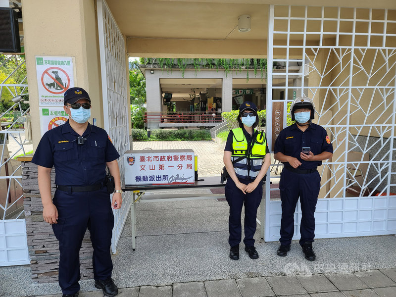 台北市立動物園1日恢復開放,警方除於大門前設立機動派出所外,捷運站點等人潮匯集地點也編排勤務人員加強交通疏導。(台北市警察局文山第一分局提供)中央社記者黃麗芸傳真 110年8月1日