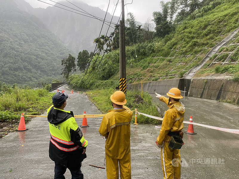 嘉義縣竹崎鄉光華村159甲線32K處道路下邊坡因大雨崩塌,道路中斷,現場拉起封鎖線,縣府建設處已聯絡廠商前往搶修。(嘉義縣政府提供)中央社記者蔡智明傳真 110年8月1日