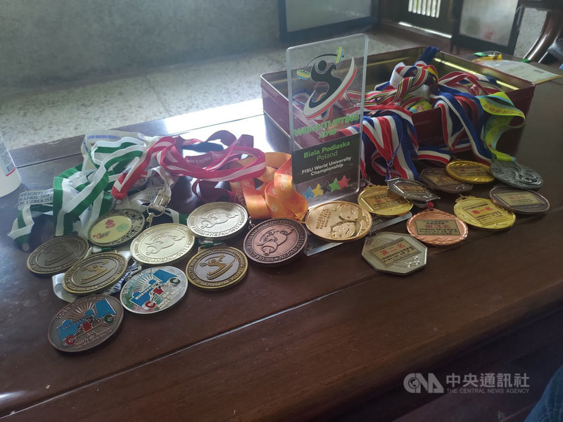 台灣舉重好手陳柏任在東京奧運舉重男子組96公斤量級決賽中排名第5名,首次參加奧運就闖進前6名,更打破全國紀錄,他國中時首次接觸舉重就此愛上,縱使訓練辛苦也從不抱怨。圖為陳柏任歷年獲得獎牌。(世界展望會提供)中央社記者張茗喧傳真 110年8月1日