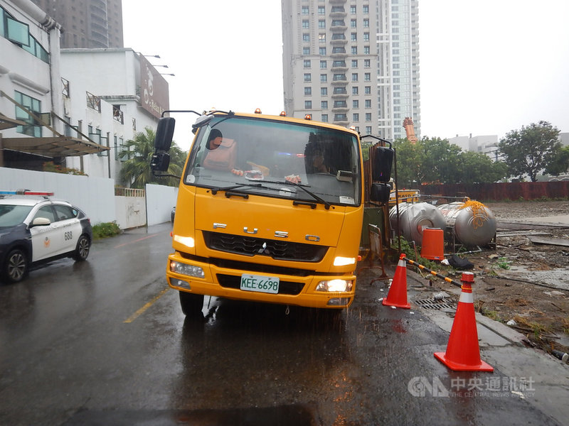 西南氣流過境,台中市雨勢不斷,造成部分道路積水,還有路面塌陷,一輛垃圾車左後輪不慎陷入塌陷處動彈不得,在警方協助下才排除障礙。(民眾提供)中央社記者郝雪卿傳真 110年8月1日