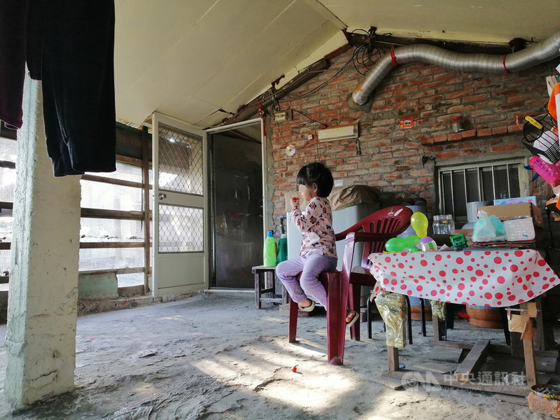 雲林縣鄭小妹一家4口擠在破舊豬舍,3歲的鄭小妹以圖畫表達想要有一間大房子的心願,台灣希望義工團1日冒雨趕工,盼讓鄭小妹有堅固的家。(台灣希望義工團提供)中央社記者姜宜菁傳真 110年8月1日