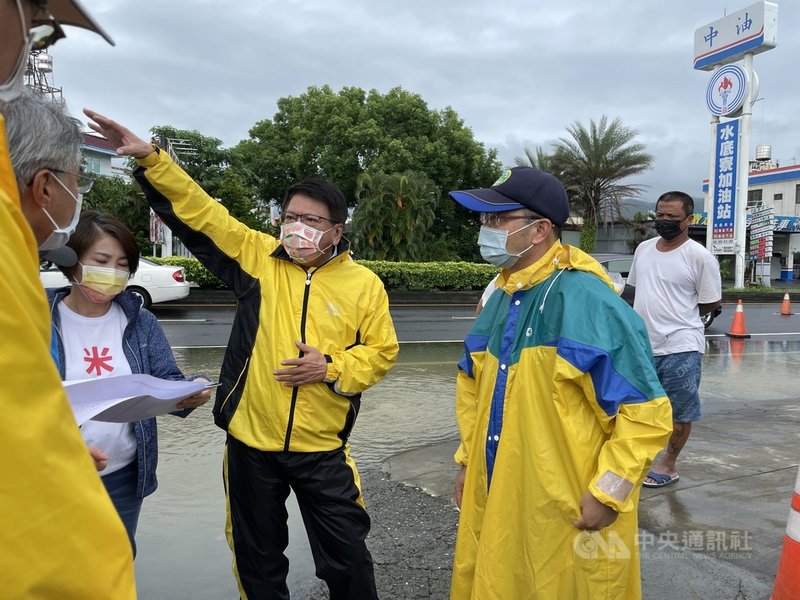 西南氣流帶來旺盛雨勢,屏東縣1日有10多個鄉鎮淹水,積淹水情形到下午2時因雨勢逐漸減小而消退,縣長潘孟安(前右2)視察水情。(屏東縣政府提供)中央社記者郭芷瑄傳真 110年8月1日